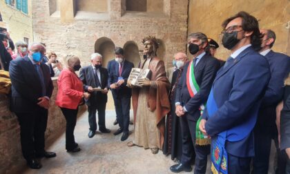Inaugurata la statua creata dal maestro Albano Poli su commissione della Società Dante Alighieri