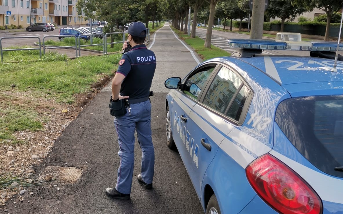 Agente fuori servizio nota l’atteggiamento furtivo di un uomo: era destinatario di un ordine di carcerazione
