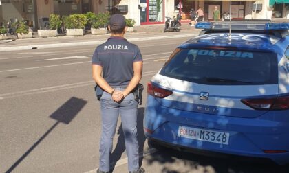 Ubriaco tenta di fermare le auto in transito, disturba i cittadini e poi si scaglia contro gli agenti