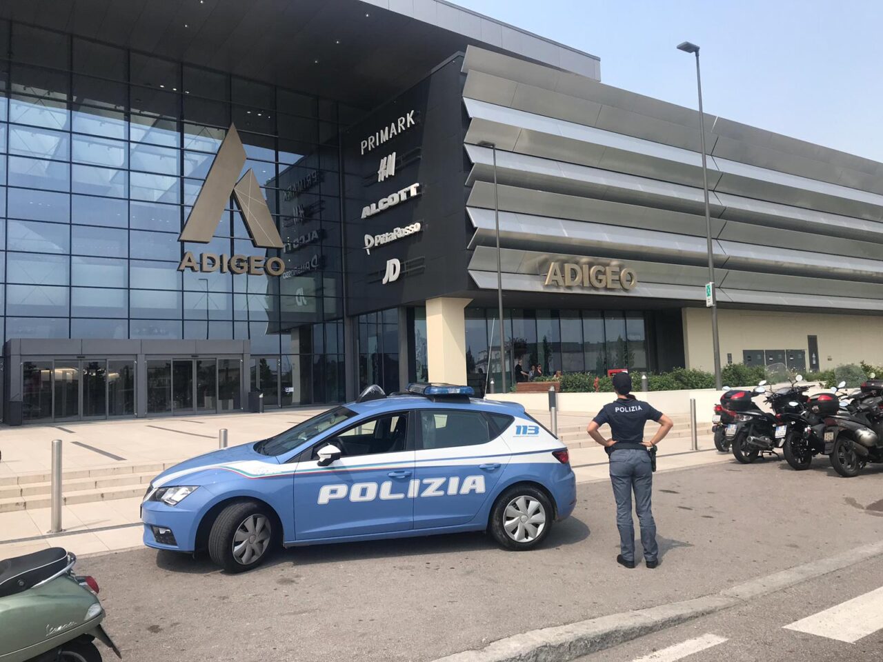 Tenta di allontanarsi da un negozio dell’Adigeo con addosso una felpa rubata