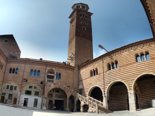 Sesso e bivacchi al cortile mercato vecchio, aumento dei controlli della polizia