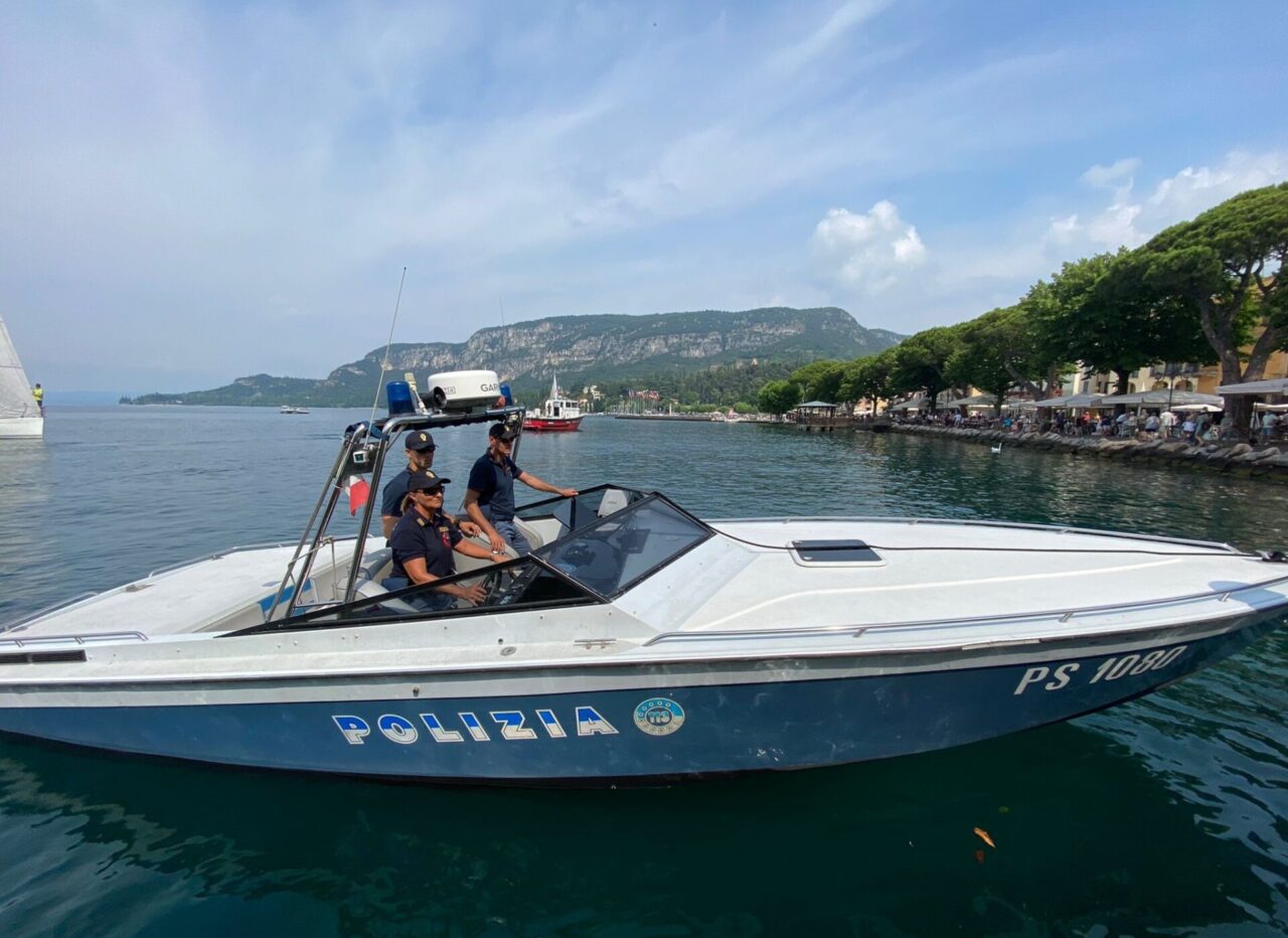 Minorenni stranieri guidano moto d’acqua senza patente nautica: multe da 3600 euro