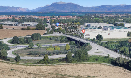 Automobile travolge gruppo di motorini a bordo strada: 15enne in gravi condizioni