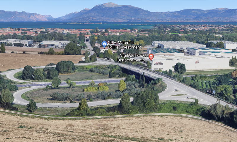 Automobile travolge gruppo di motorini a bordo strada: 15enne in gravi condizioni