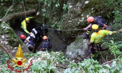 Le foto e il video del salvataggio della mucca caduta in un crepaccio