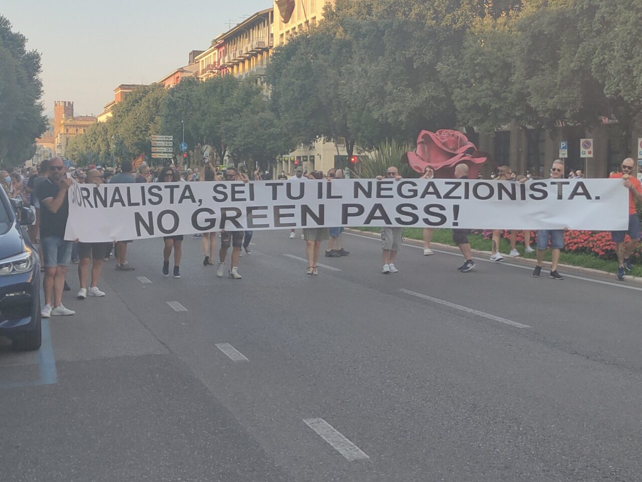 “Libertà, no green pass”: torna la protesta in Piazza Bra