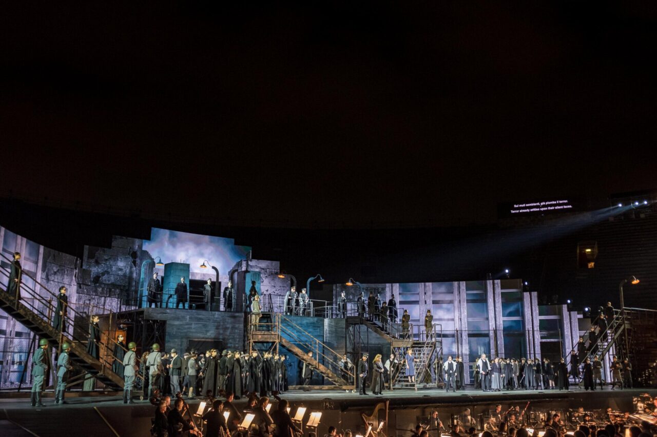 Ultimo Nabucco storico, epico, intenso all’Arena di Verona Opera Festival