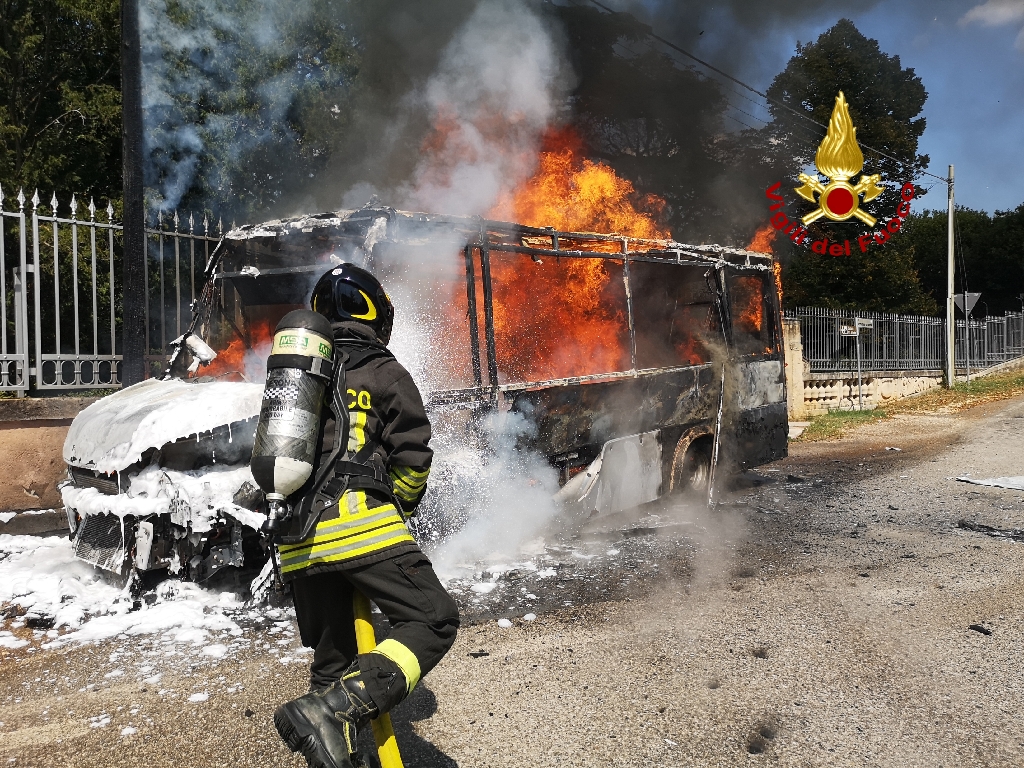 L’autobus si ferma al capolinea e prende fuoco: video e foto del “pollicino” dell’Atv divorato dalle fiamme