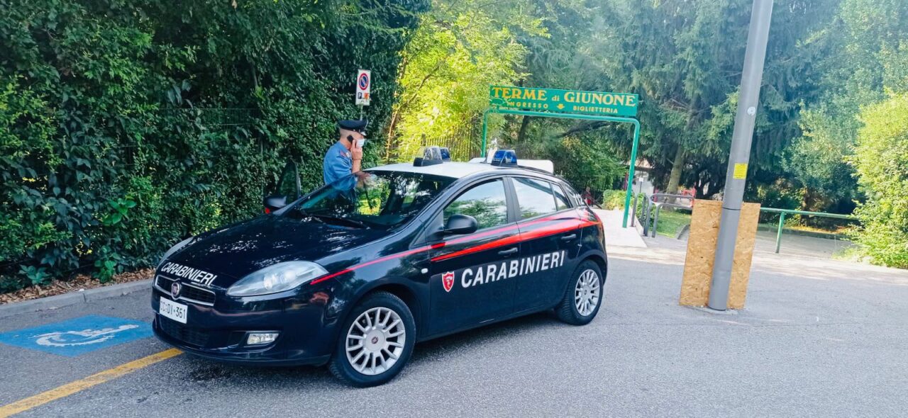 Ruba un portafoglio alle Terme di Giunone, il direttore lo insegue e lui lo aggredisce