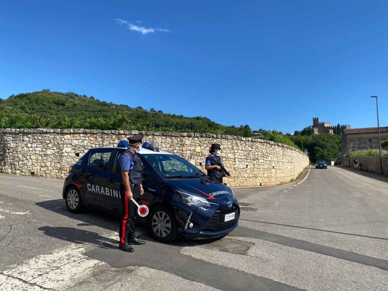 Ubriaco brandisce un collo di bottiglia poi tenta di aggredire i Carabinieri ed il personale sanitario