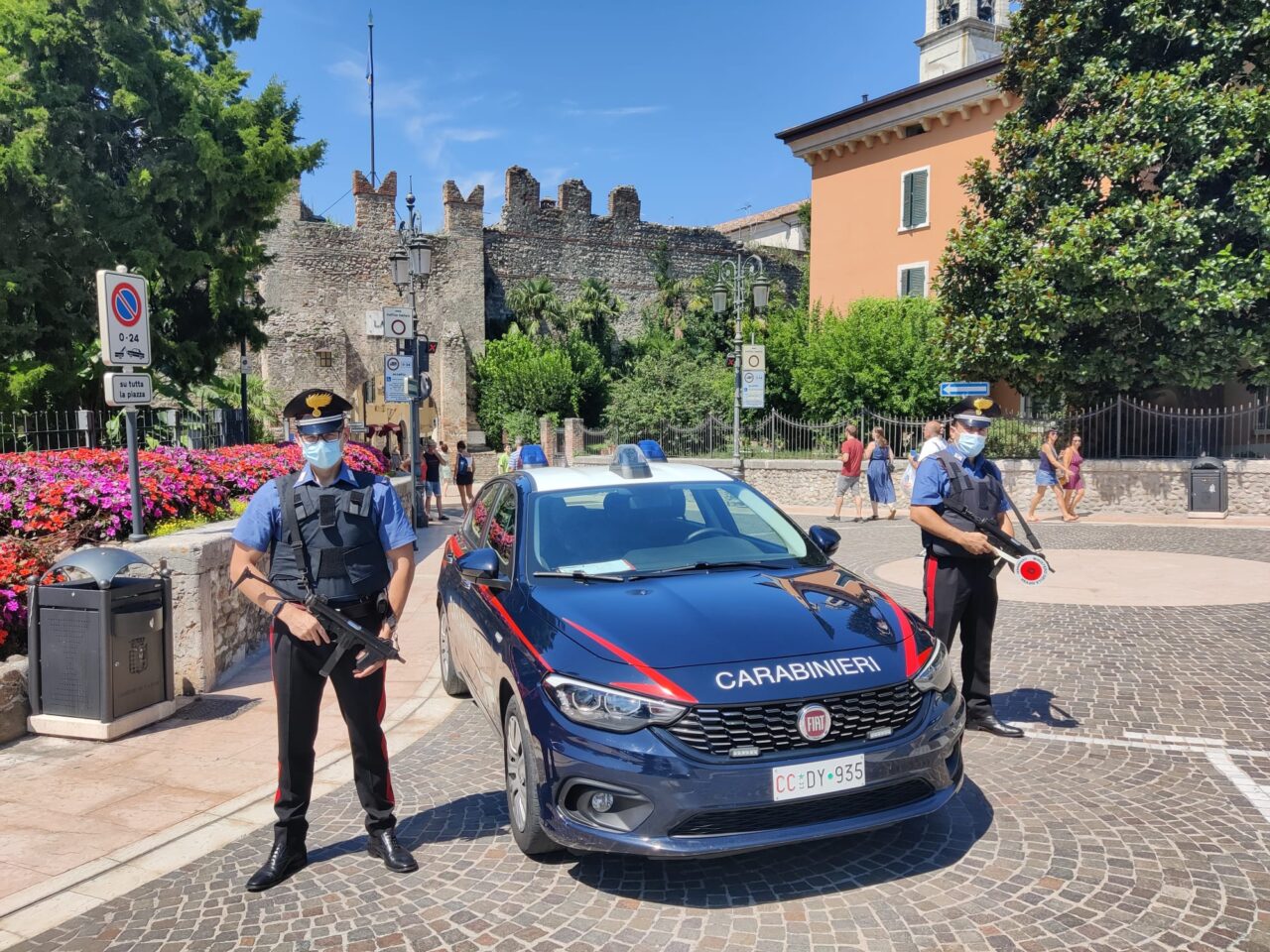 Rubano un costoso cellulare ad una turista olandese ma vengono raggiunti