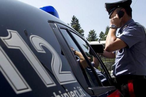 Tenta di colpire con calci e pugni i Carabinieri per eludere il controllo a Minerbe
