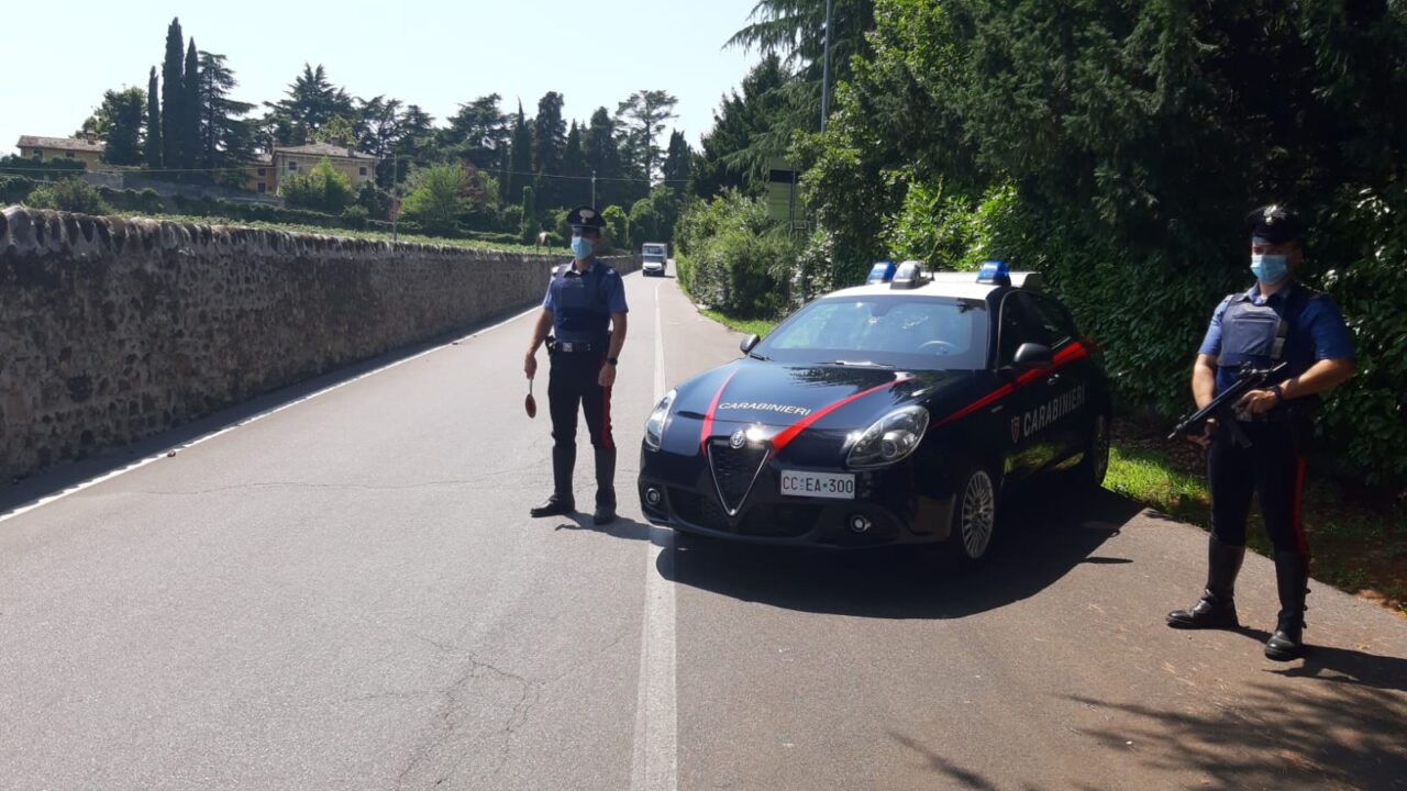 Rubano un portafoglio da un’auto in sosta: fermati dopo un inseguimento da Caprino al Saval