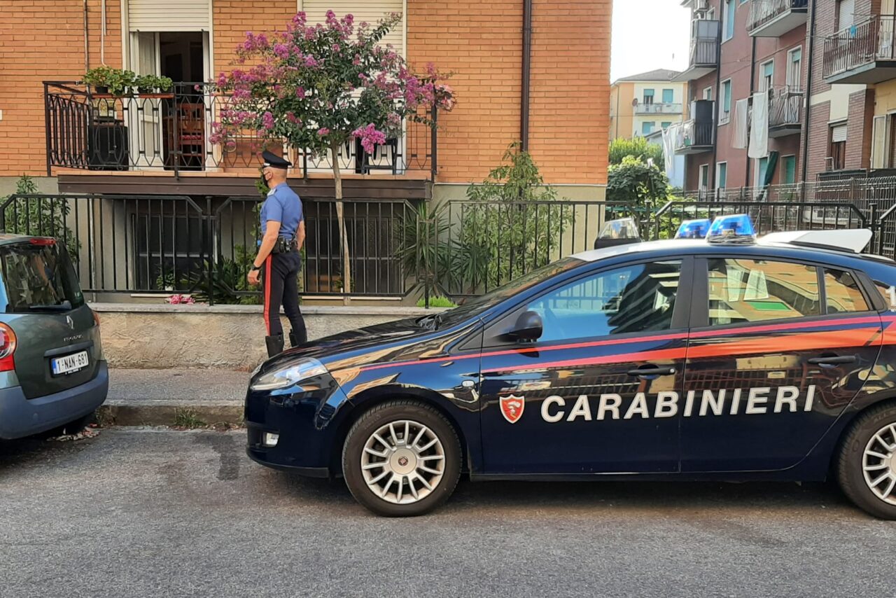 “Mi manda la parrocchia, devo benedire oro e denaro”, la vicina sente tutto e sventa la rapina