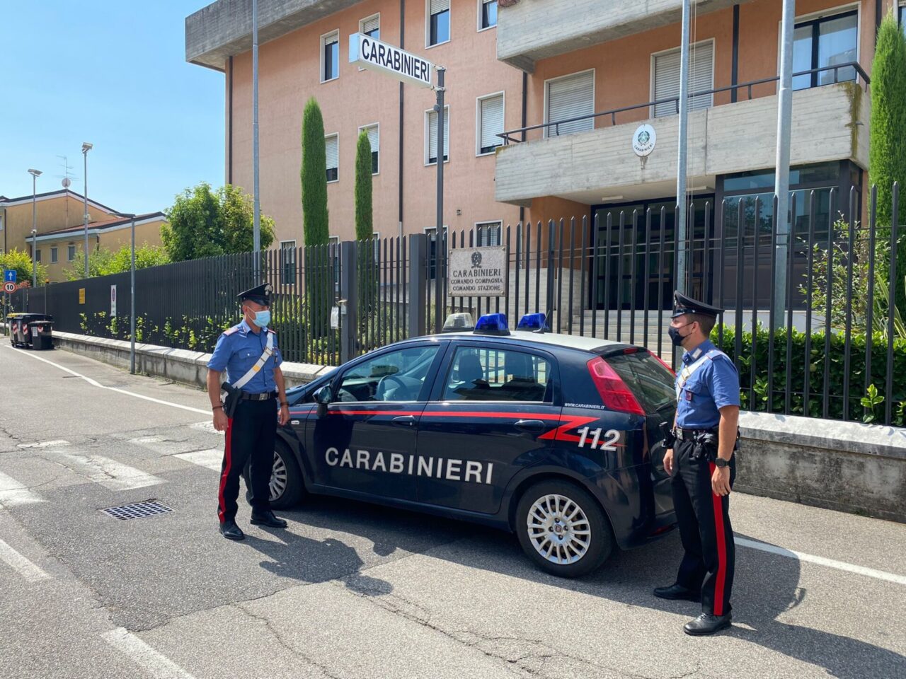 Tentano di pagare con una carta di credito rubata ma vengono fermati dai Carabinieri