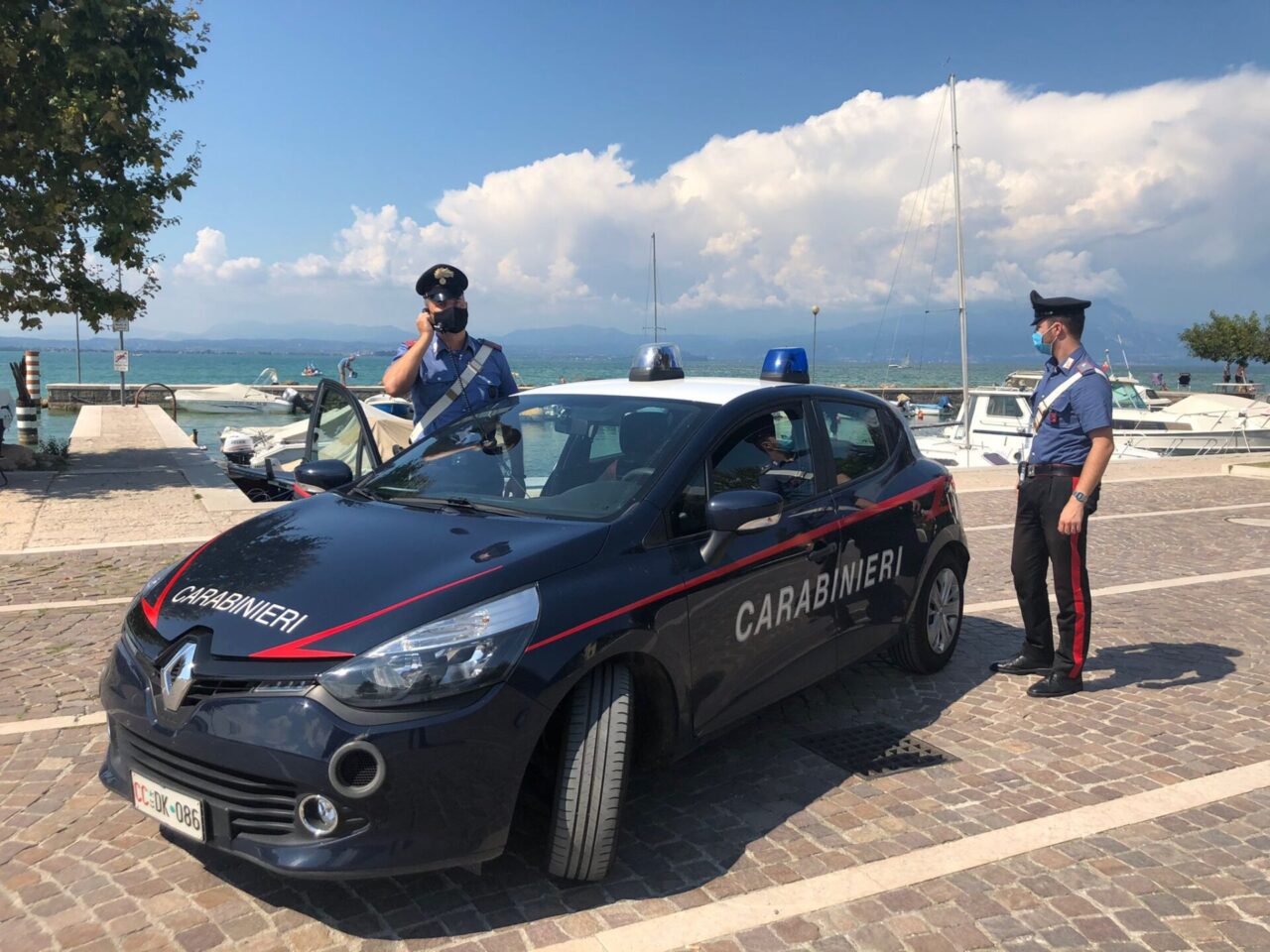 Ruba uno zaino dall’auto mentre il proprietario preleva al bancomat ma viene scoperto