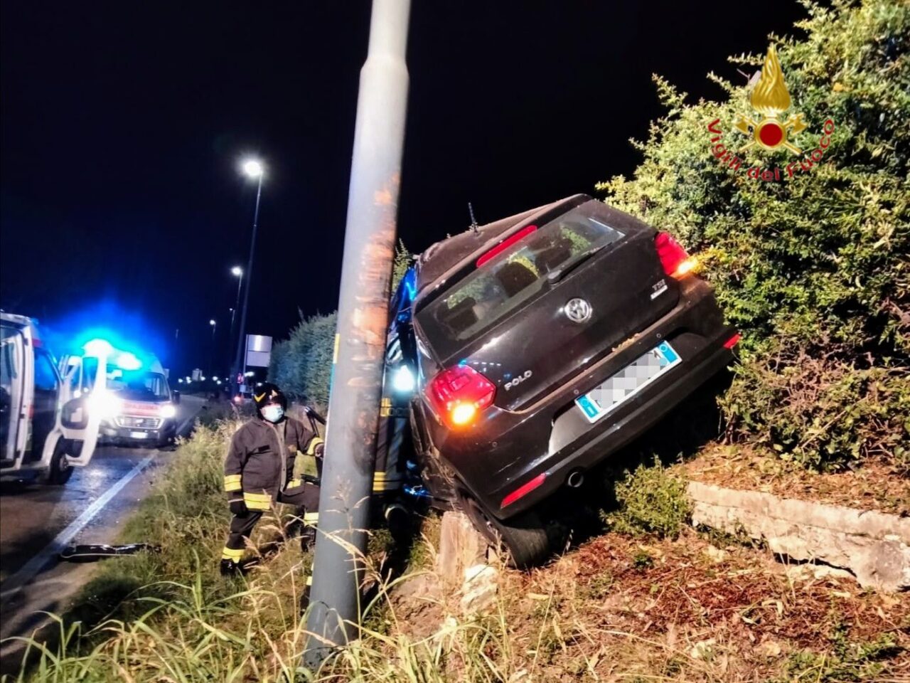 Esce di strada e finisce contro un palo rimanendo bloccato nell’auto: grave un 32enne