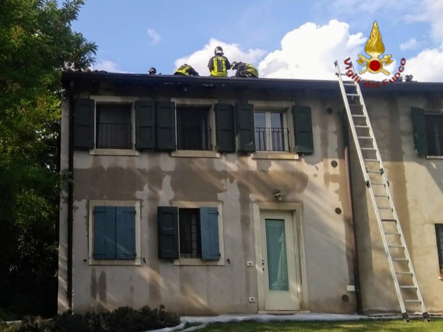 In fiamme il tetto di un agriturismo a Novaglie: 16 ospiti restano senza stanza