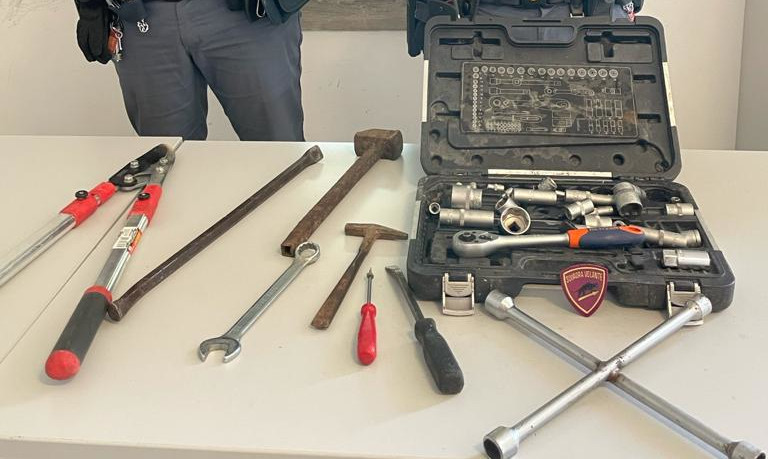 Sorpresi dai poliziotti mentre rubano all’interno di una villetta in pieno giorno