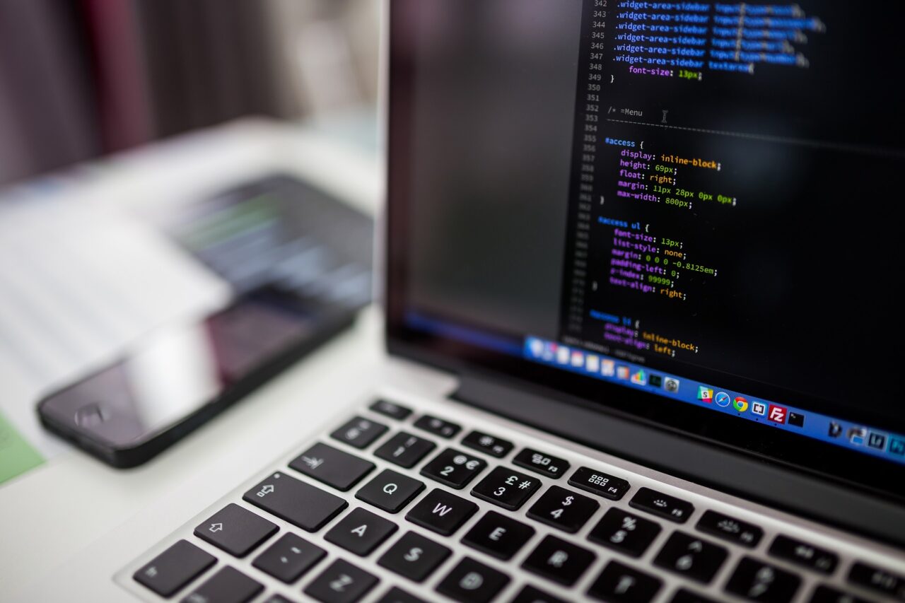 Porta il vecchio computer a riparare: dentro c’erano migliaia di file pedopornografici