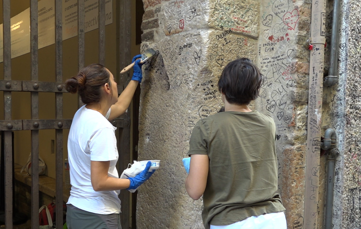 Casa di Giulietta, rimosse le scritte dai pilastri esterni del cancello, Sboarina: “Appello al rispetto”