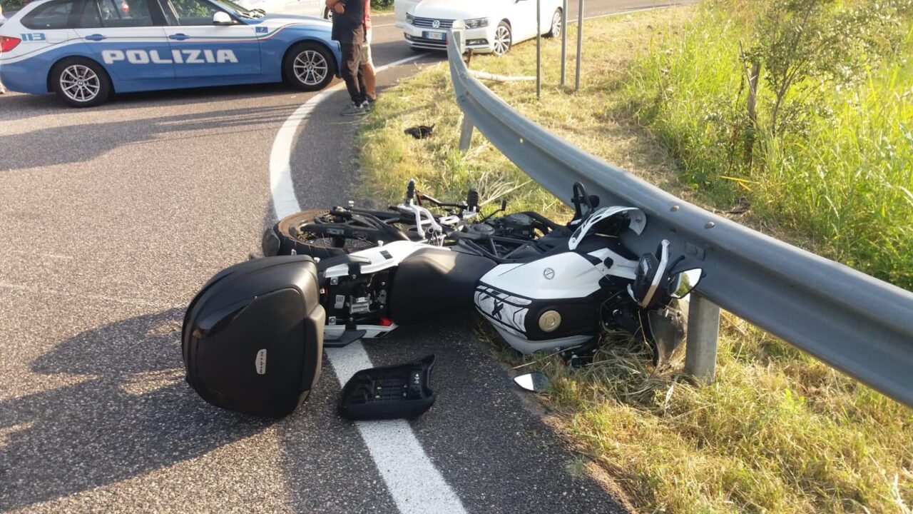Incidente a Boschi Perette: scontro tra auto e moto, due feriti