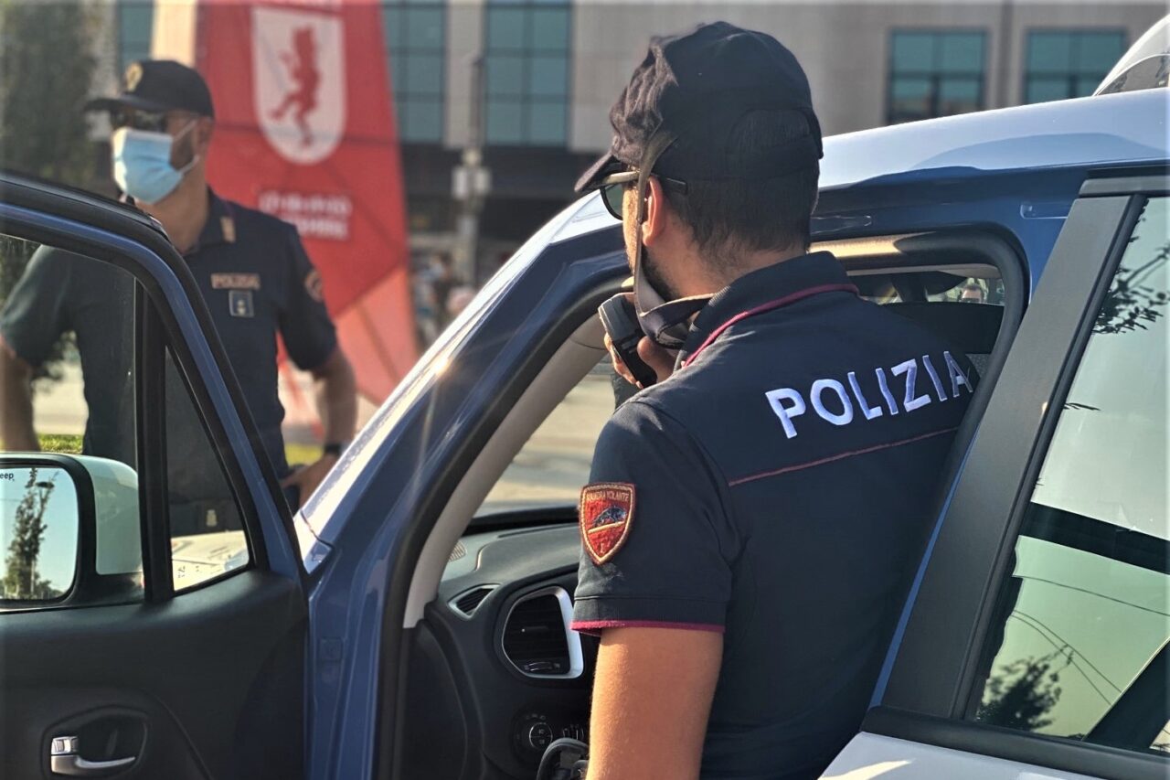 Fermato con il tablet rubato si oppone agli agenti: arrestato 23enne