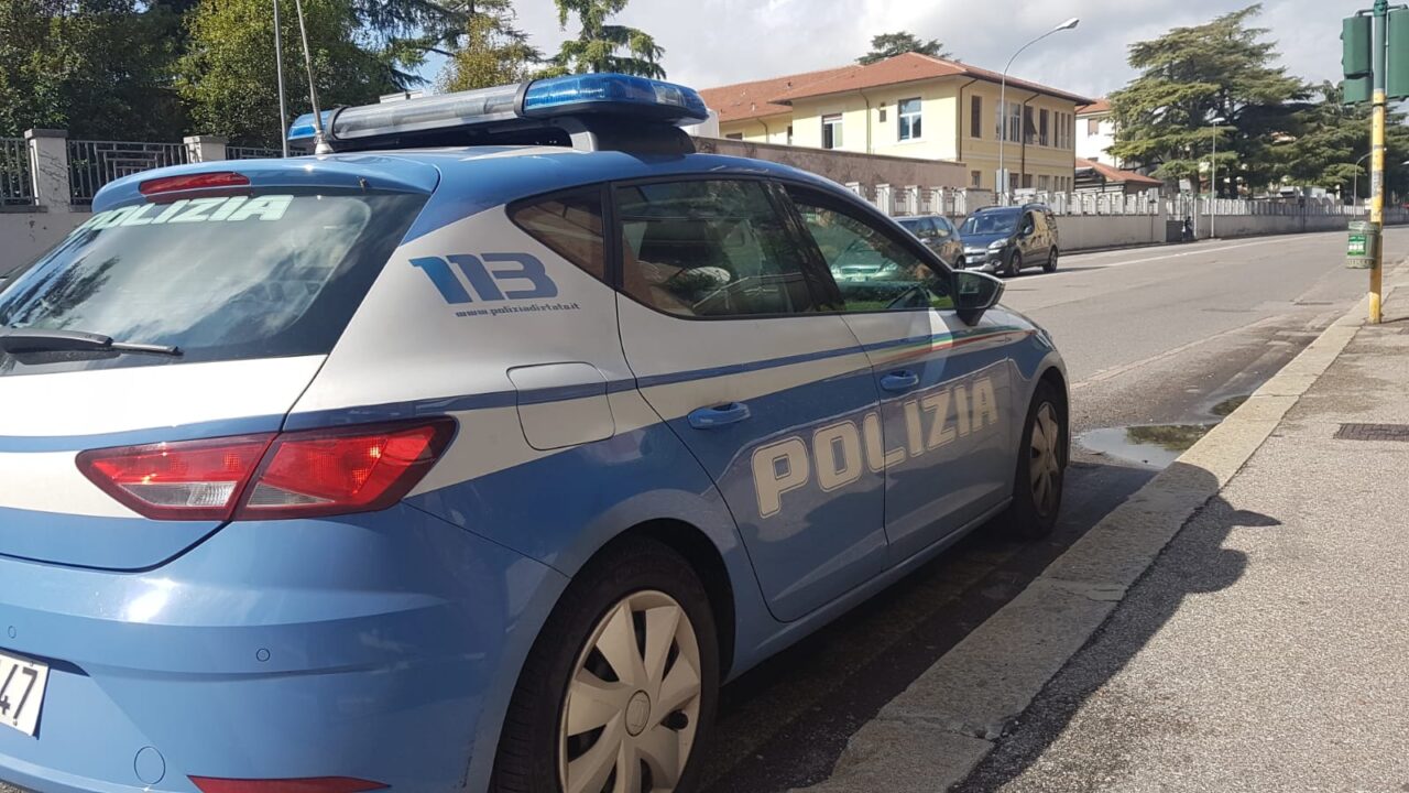 Si impossessano di uno scooter e rubano una borsa ma vengono inseguiti