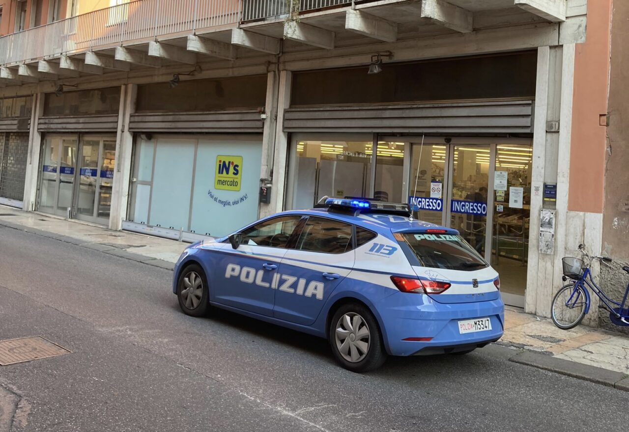 Minaccia con una spranga i dipendenti del supermercato per guadagnarsi la fuga dopo la rapina