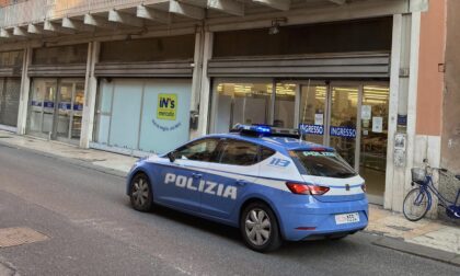 Minaccia con una spranga i dipendenti del supermercato per guadagnarsi la fuga dopo la rapina