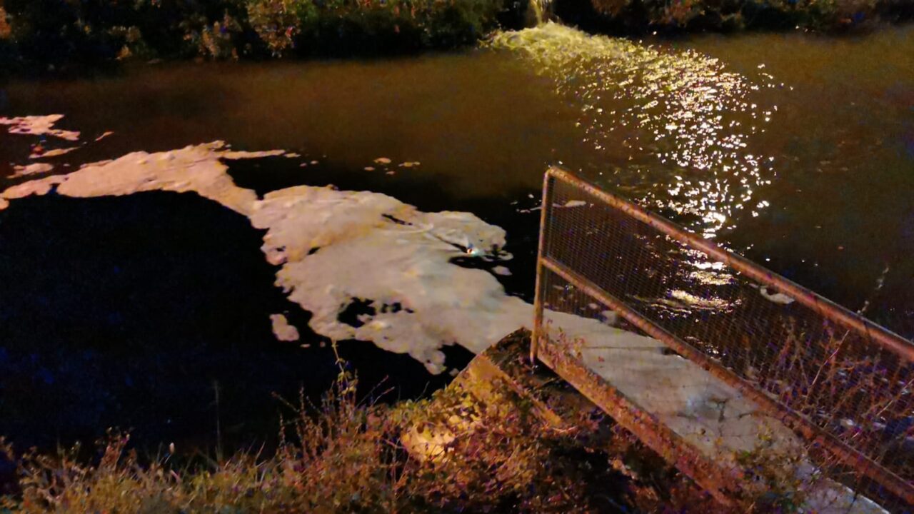 Schiuma dallo scarico Arica sul fiume Fratta