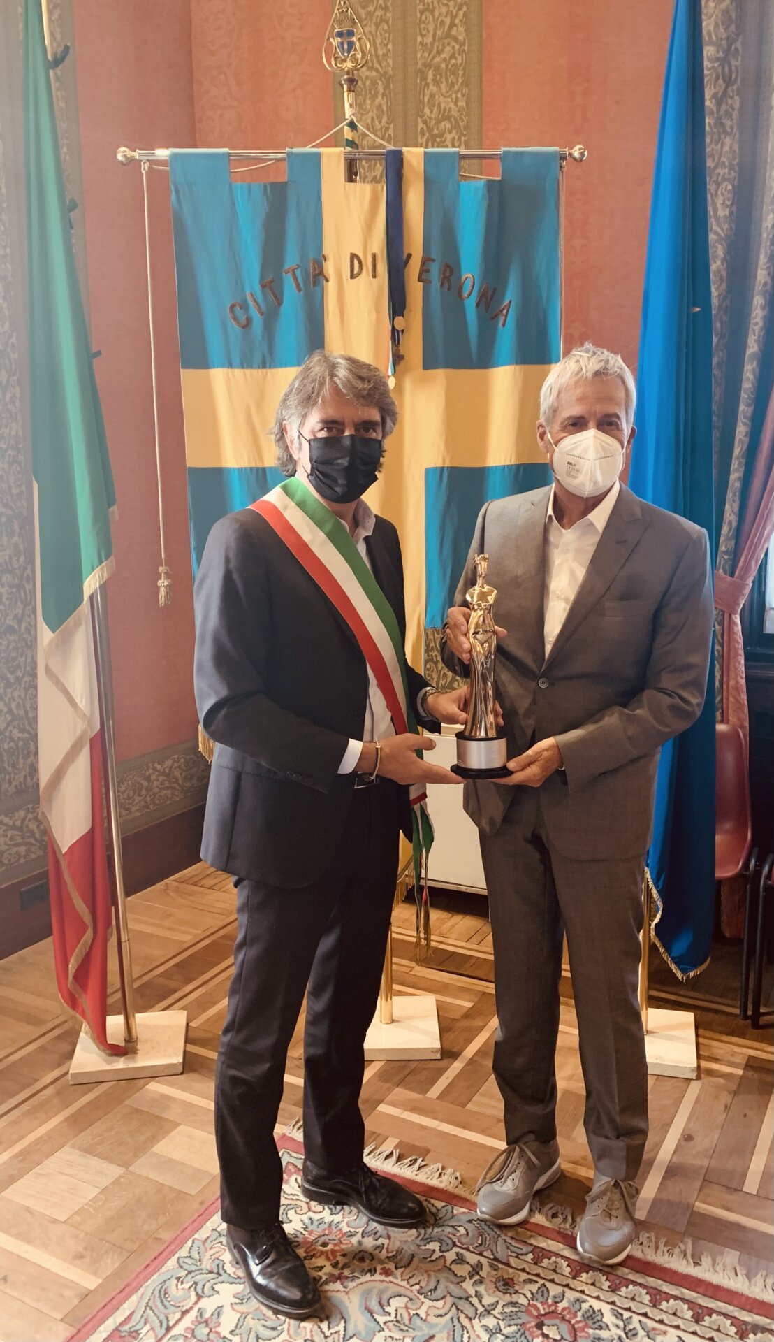 Claudio Baglioni premiato con l’esclusivo ‘Divina Arena di Verona’