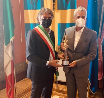 Claudio Baglioni premiato con l’esclusivo ‘Divina Arena di Verona’