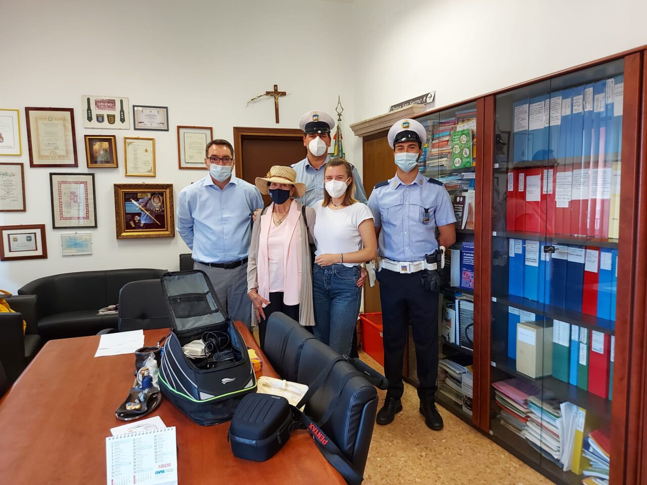 Studentessa e nonna tedesche derubate: la Polizia Locale ritrova e restituisce i loro beni