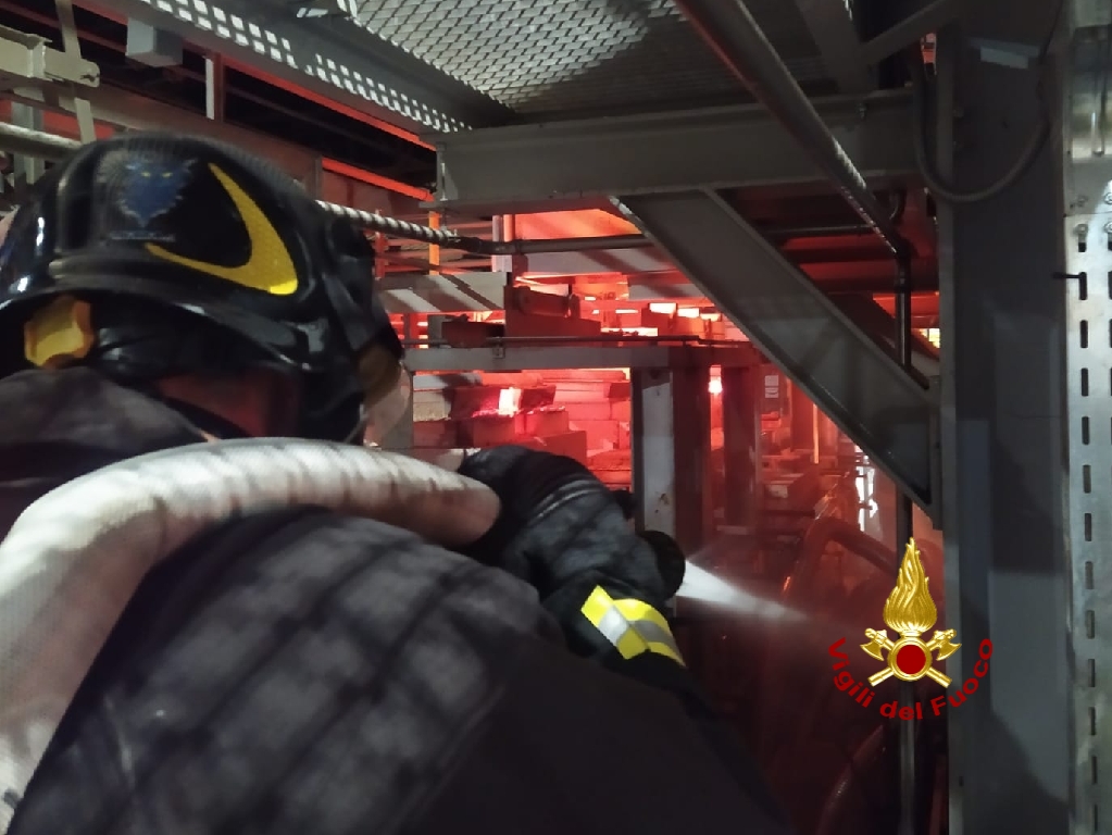 Vetro fuso fuoriesce dal forno: pompieri a lavoro tutta la notte per arginare la perdita