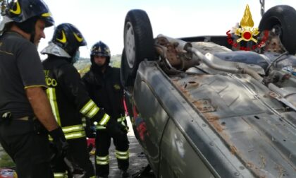 Auto si rovescia a Marano di Valpolicella: anziani liberati dai pompieri