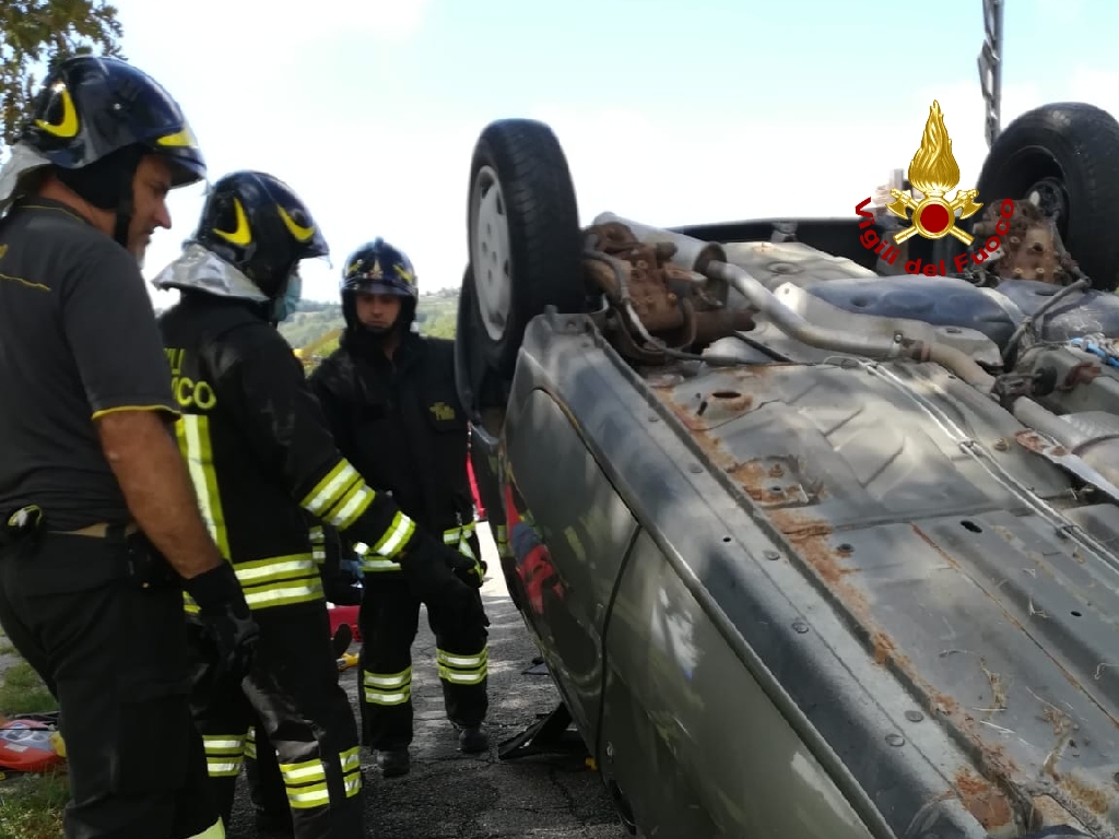 Auto si rovescia a Marano di Valpolicella: anziani liberati dai pompieri