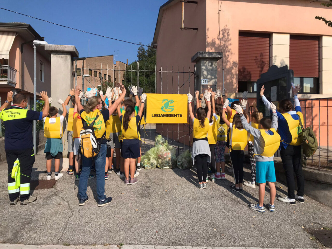 230 ragazzi e ragazze del Don Milani a caccia di rifiuti abbandonati