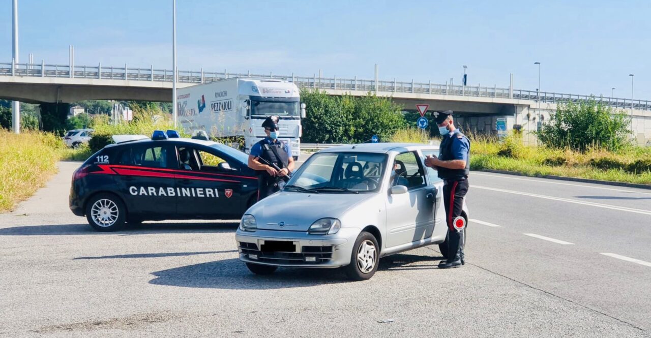 “Documenti, prego”, ma lui reagisce aggredendo i Carabinieri