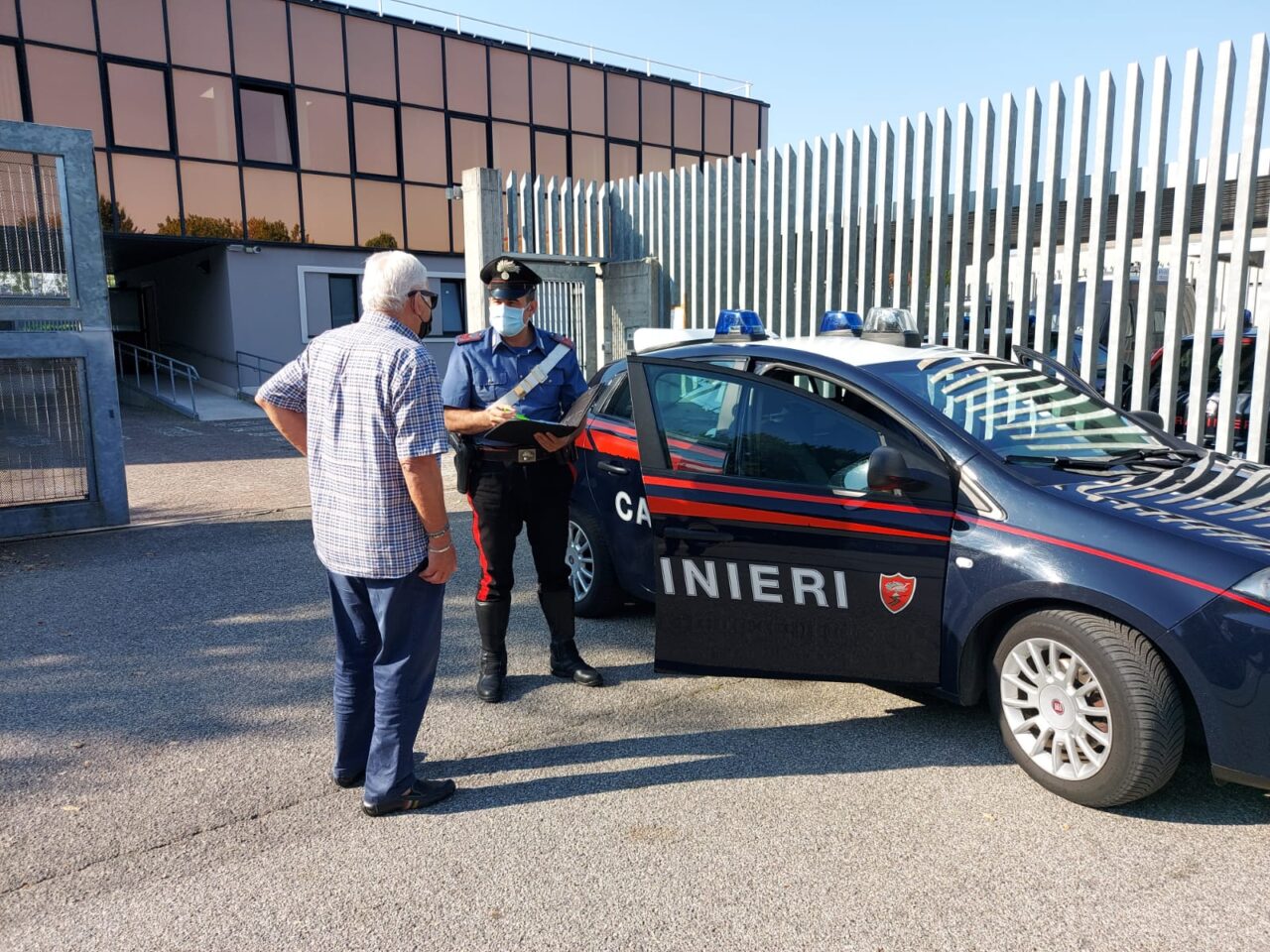 Furti agli anziani con la tecnica dell’abbraccio: si è costituito “l’accompagnatore” della banda rom