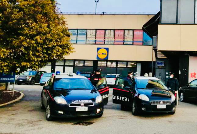 Ruba un monopattino dal supermercato: inseguito dagli addetti alla vigilanza e dai Carabinieri