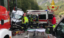 Le foto del violentissimo frontale tra un'ambulanza e un furgone: gravi i due conducenti