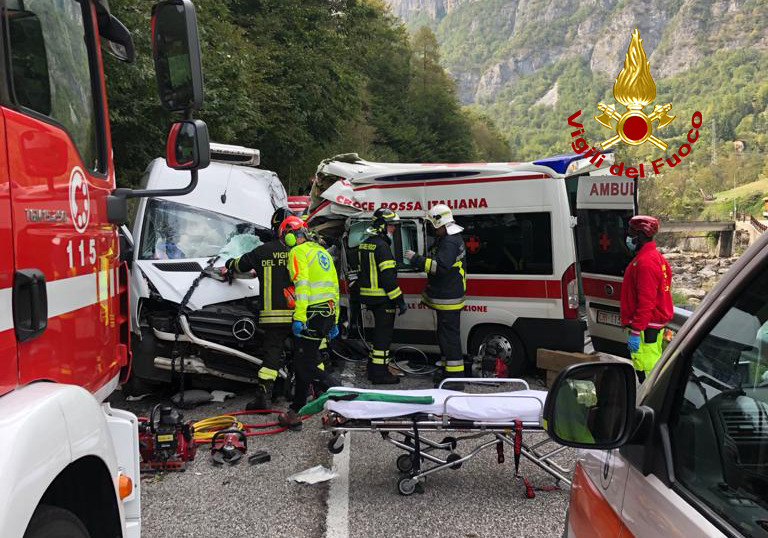 Le Foto Del Violentissimo Frontale Tra Un'ambulanza E Un Furgone: Gravi ...