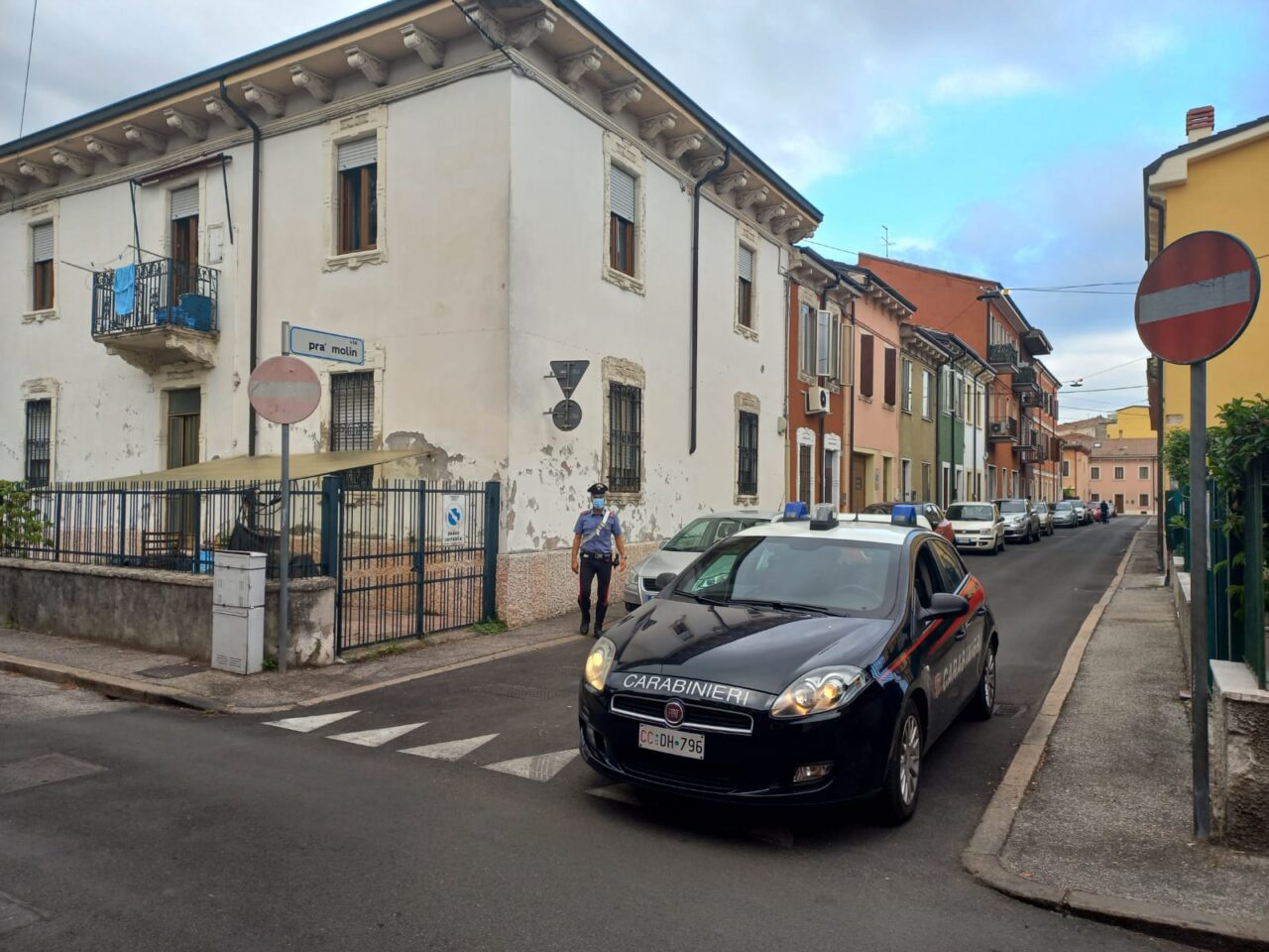 Esce a gettare la spazzatura e un ladro entra a casa sua