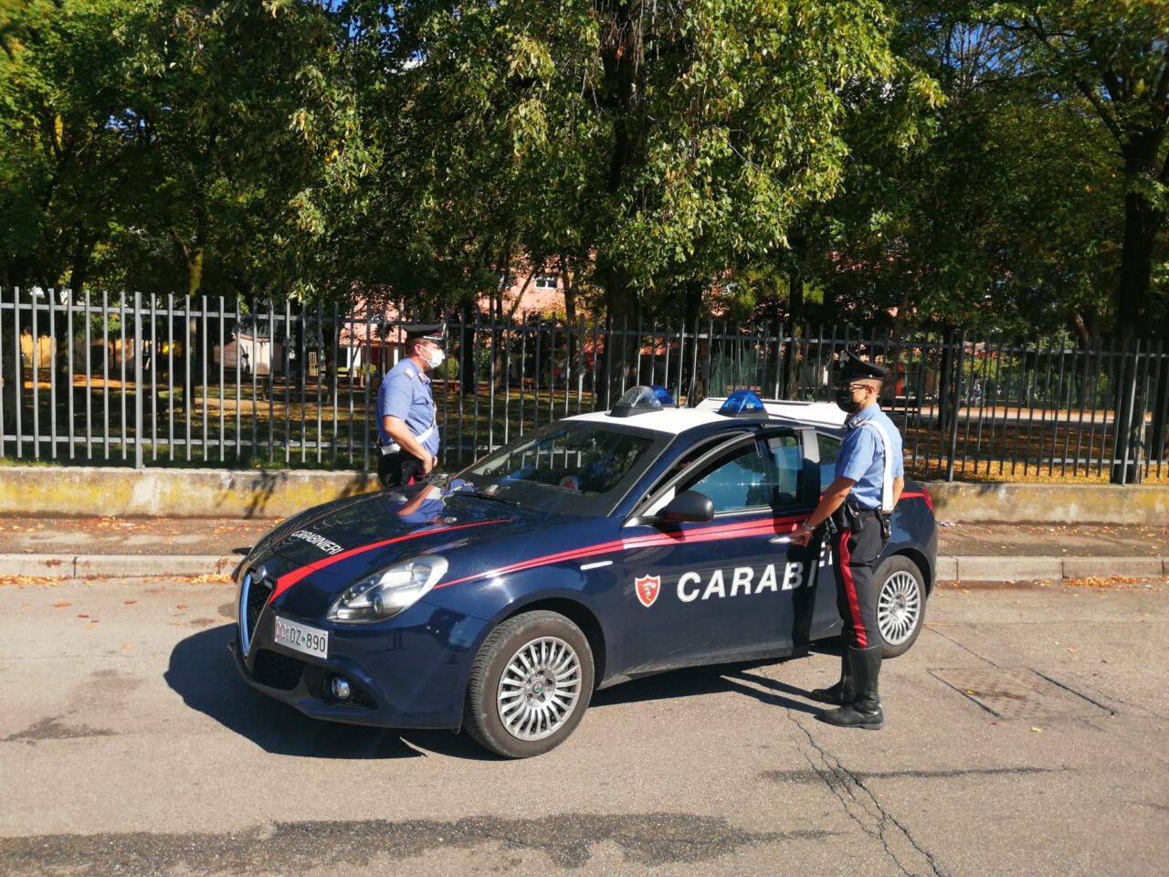 Esibisce documenti falsi ai Carabinieri: 21enne nei guai