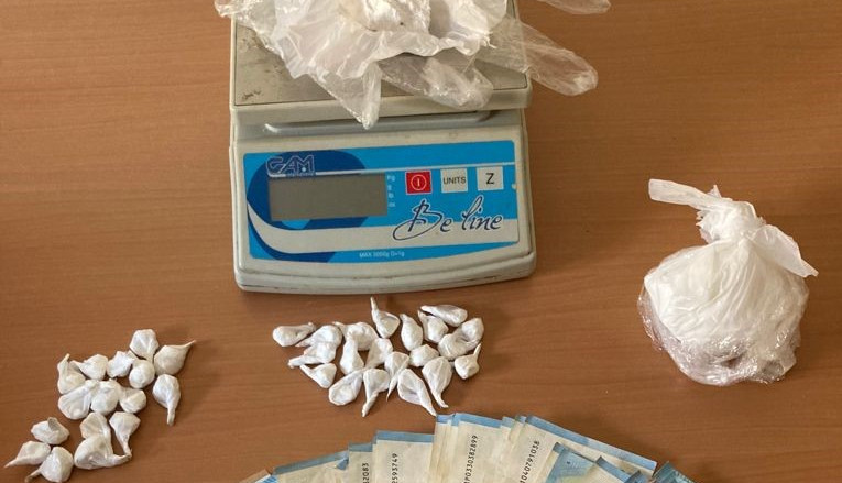 Fermato per un controllo nel cuore della notte, aveva con sé dosi di cocaina