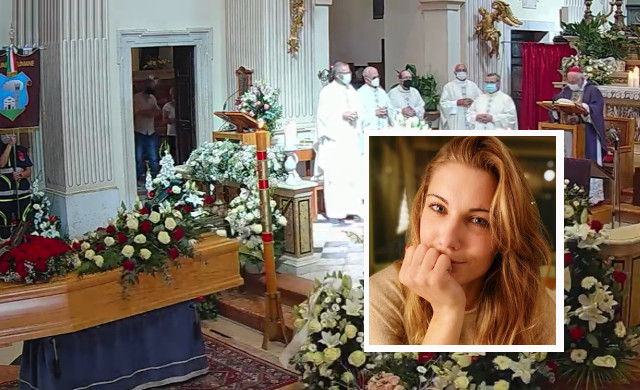 Una grande folla ai funerali di Chiara Ugolini, il papà: “Sarai sempre il nostro angelo biondo”