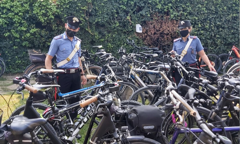 A bordo della bici non si ferma all’alt dei Carabinieri dandosi alla fuga: aveva attrezzi da scasso