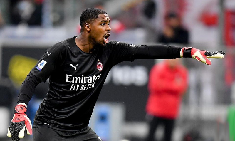 Razzismo contro il portiere del Milan: sindacalista difende i diritti dei colleghi, ma insulta Maignan