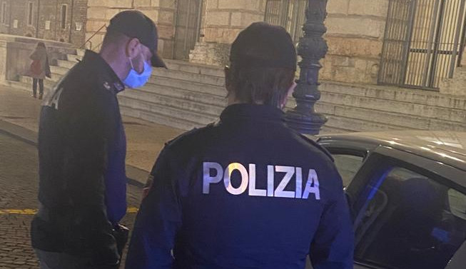Alterato dai fumi dell’alcol nella tasca della felpa aveva il collo rotto di una bottiglia di vetro